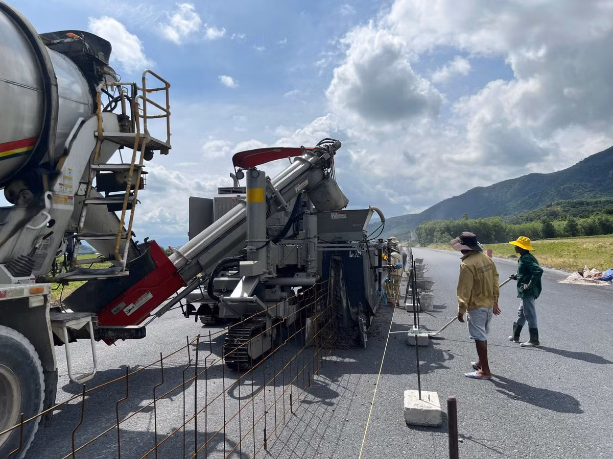 Công ty TNHH Đầu tư đường cao tốc Nha Trang - Cam Lâm (Tập đoàn Sơn Hải) cho biết, từ Tết Nguyên đán đến nay, đơn vị đã huy động hơn 1.000 công nhân thay phiên làm việc 3 ca với 52 mũi thi công để đẩy nhanh tiến độ gói xây lắp 1. (Ảnh: Tạp chí Giao thông Vận tải).