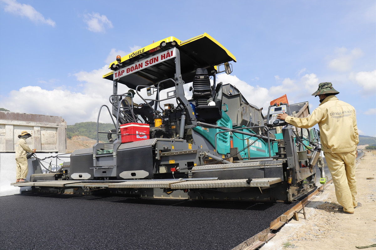 Đoạn đường qua xã Cam Hiệp Bắc đang được trải thảm nhựa. (Ảnh: Lao Động).