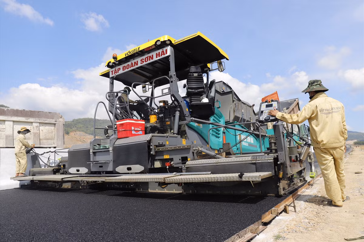 Đoạn đường qua xã Cam Hiệp Bắc đang được trải thảm nhựa. (Ảnh: Lao Động).