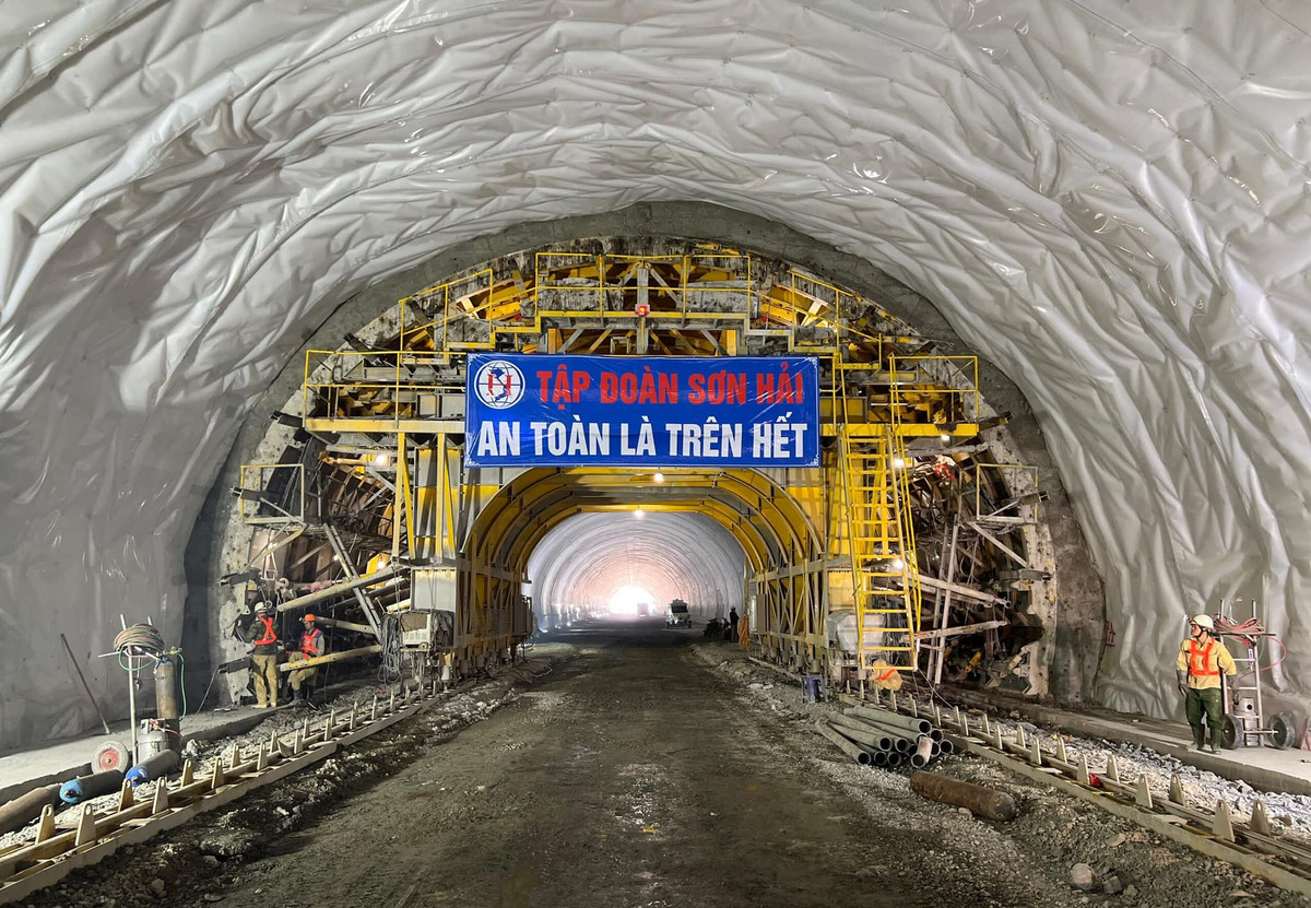 Tại gói thầu số XL3 có một hạng mục thi công rất quan trọng đó là thi công xây dựng hầm Dốc Sạn. (Ảnh: Tạp chí Giao thông Vận tải).