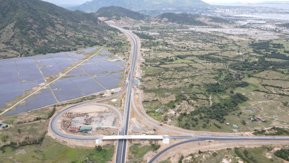 Dự án có quy mô 4 làn xe trên nền đường rộng 17 m. Giai đoạn hoàn chỉnh có quy mô 6 làn xe rộng 32,25 m. (Ảnh: Kinh tế&amp;Đô thị).