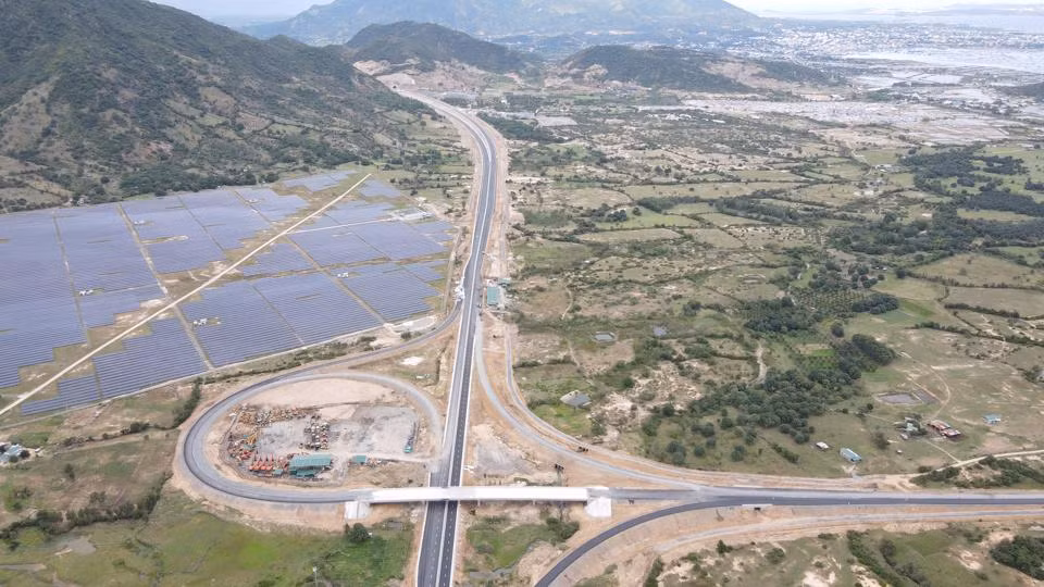 Dự án có quy mô 4 làn xe trên nền đường rộng 17 m. Giai đoạn hoàn chỉnh có quy mô 6 làn xe rộng 32,25 m. (Ảnh: Kinh tế&amp;Đô thị).