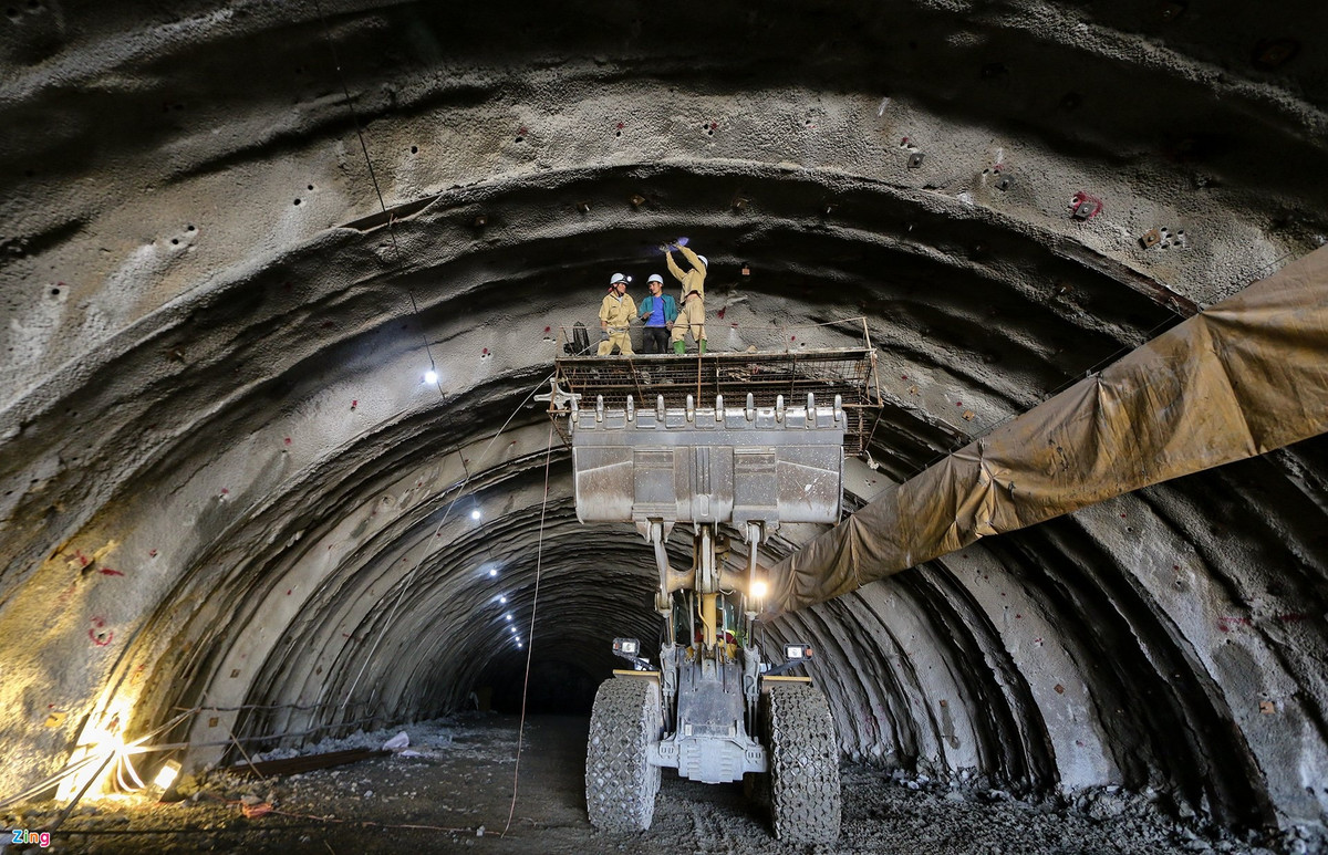 Công ty cũng đang đẩy nhanh tiến độ thi công gói thầu hầm Dốc Sạn với 4 mũi thi công (1 mũi thi công chống thấm vỏ hầm; 1 mũi thi công bê tông vòm hầm; 2 mũi thi công cửa hầm, đường dẫn phía Bắc và phía Nam). (Ảnh: Zing).