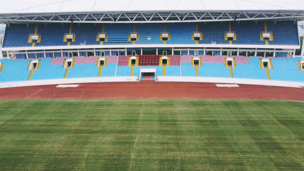 Phần úa vàng ở mặt sân đã giảm đi nhiều so với trước.