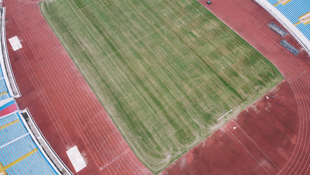 Chất lượng mặt cỏ sân Mỹ Đình được chăm sóc xới cỏ, rải phân và tưới nước đã khác biệt hoàn toàn so với vài tháng trước.