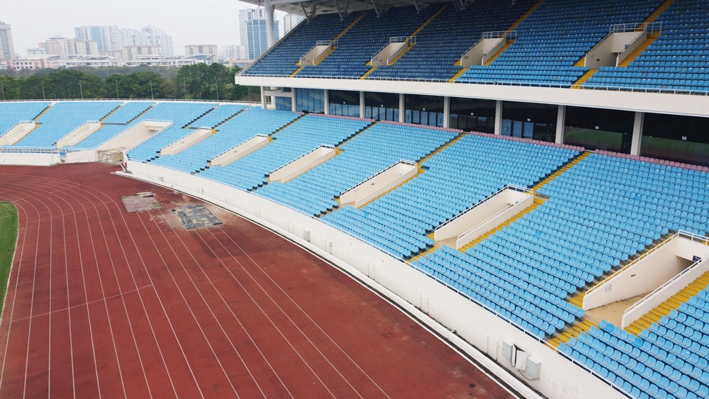 Khu vực ghế khán đài cũng đã được lau dọn, sạch sẽ, sẵn sàng phục vụ khán giả nếu được phép vào sân.