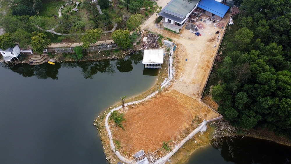 Công trình có dấu hiệu lấn chiếm hồ Đá Dựng nhìn từ trên cao.