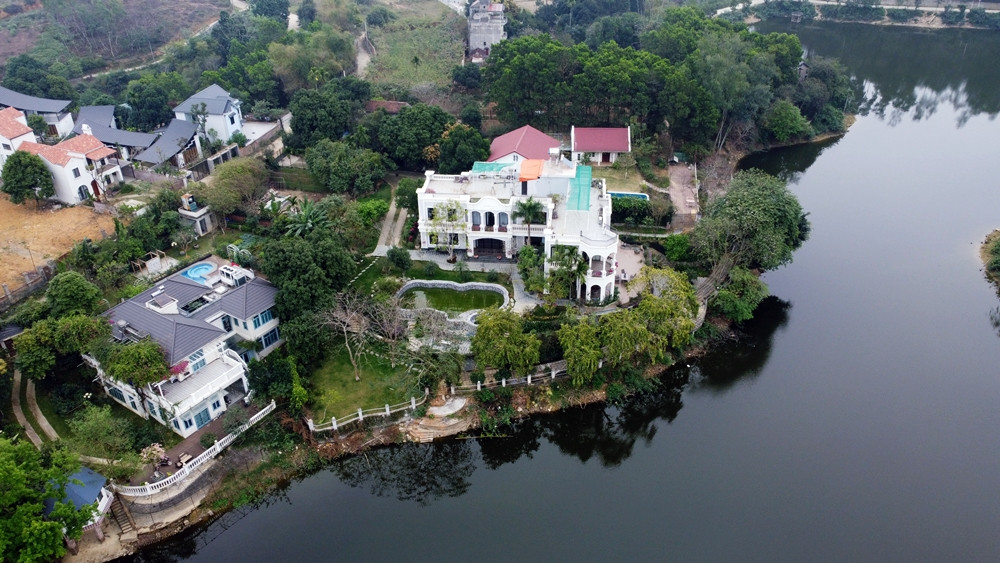 Một góc hồ Đá Dựng nhìn từ trên cao.