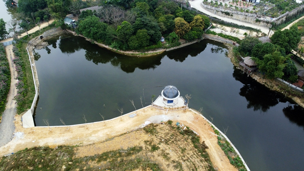 Diện tích lòng hồ Đá Dựng đã bị co hẹp nghiêm trọng bởi sự xâm lấn của con người. Song song với đó, việc mua bán, chuyển đổi mục đích sử dụng đất ở ven hồ diễn ra khá phức tạp.