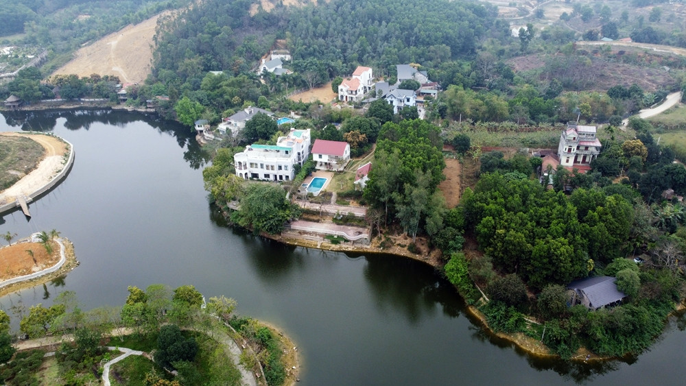 Hồ Đá Dựng là hồ điều hòa có diện tích hơn 42.000m2 thuộc đất công do UBND xã Tiến Xuân quản lý. Dải đất giữa lòng hồ có diện tích gần 4.800m2 là đất khai hoang, được sử dụng vào mục đích trồng cây, hoàn toàn không có đường nối giữa đảo và các vùng đất quanh hồ.