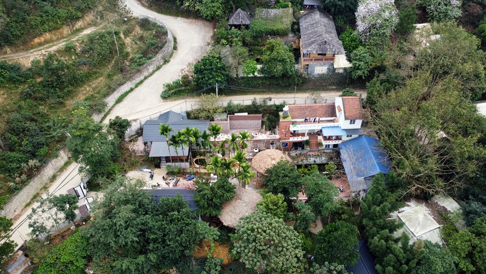 Trả lời Báo Thanh Tra, ông Nguyễn Đức Ngân - cán bộ địa chính UBND xã Tiến Xuân cho biết, theo hồ sơ lưu lại thì lô đất nằm giữa lòng hồ Đá Dựng có nguồn gốc là đất khai hoang, đất loại V thuộc về gia đình ông Đinh Văn Chức (xã Tiến Xuân) có diện tích xấp xỉ 4.800m2 là đất trồng cây.