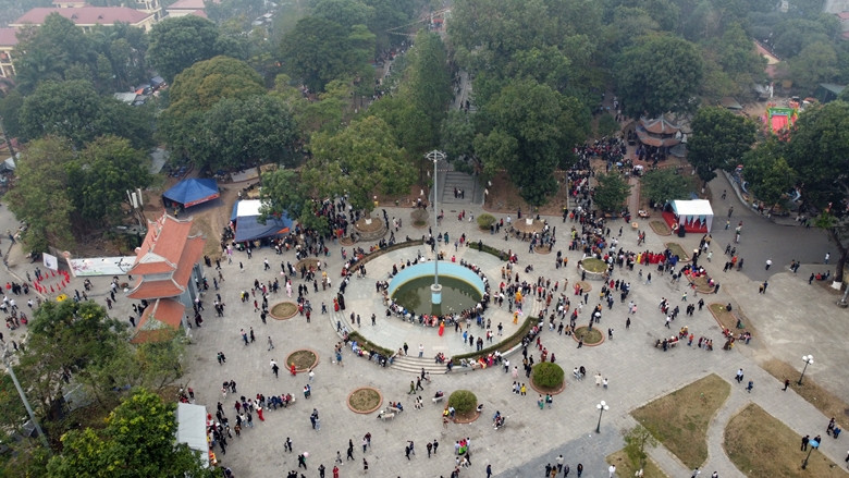 Lễ hội Lim khai hội vào ngày 2/2 với nghi thức dâng hương tại chùa Hồng Ân, lăng Tướng công Nguyễn Đình Diễn trên đồi Lim.