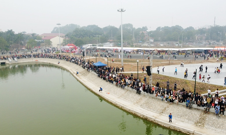 Điều khiến du khách mong đợi hơn cả khi về hội Lim là nghe các liền anh, liền chị hát quan họ.