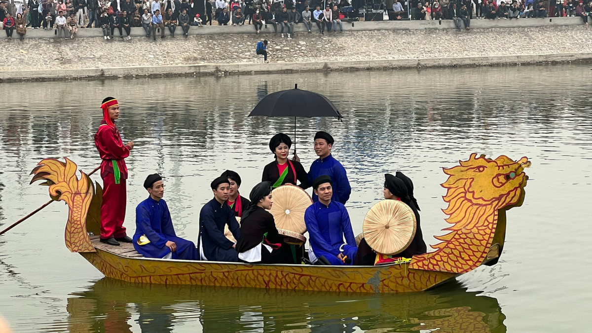 Ban Tổ chức vẫn duy trì hoạt động hát quan họ truyền thống trên thuyền rồng tại một số ao gần khu vực trung tâm lễ hội.