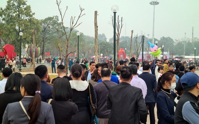 Càng chiều tối, lượng du khách đổ về khu vực trung tâm lễ hội càng đông.