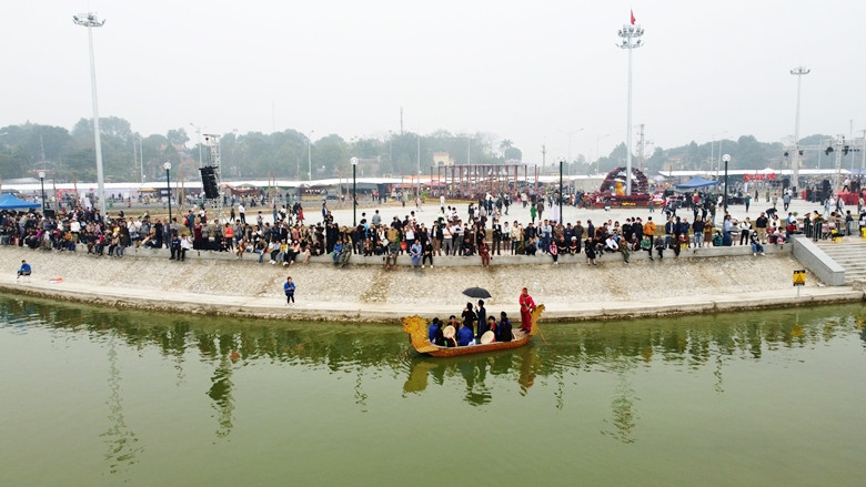 Du khách háo hức tập trung xung quanh hồ nước gần trung tâm lễ hội để được nghe các liền anh, liền chị quan họ cất lên những câu ca mượt mà.