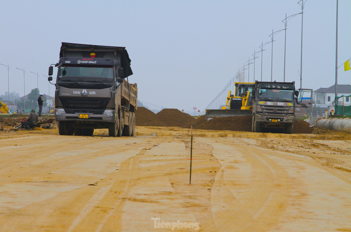 Năm 2020, giai đoạn 1 dự án đã được hoàn thiện với 2 đường gom, mỗi bên 2 làn được đưa vào sử dụng. Từ đó, giao thông đi từ TP Vinh xuống thị xã Cửa Lò được thuận tiện, rút ngắn thời gian di chuyển. (Ảnh: Tiền Phong).