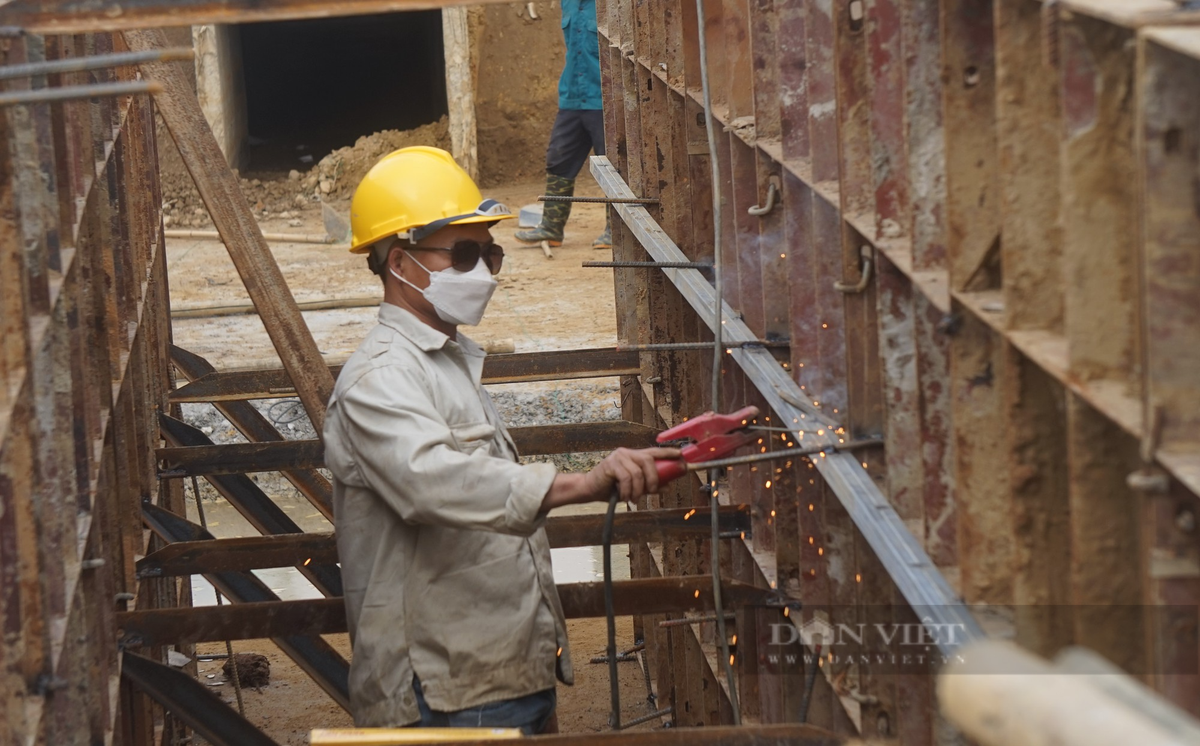 Công nhân nhanh tay làm việc tại công trường của dự án. (Ảnh: Dân Việt).