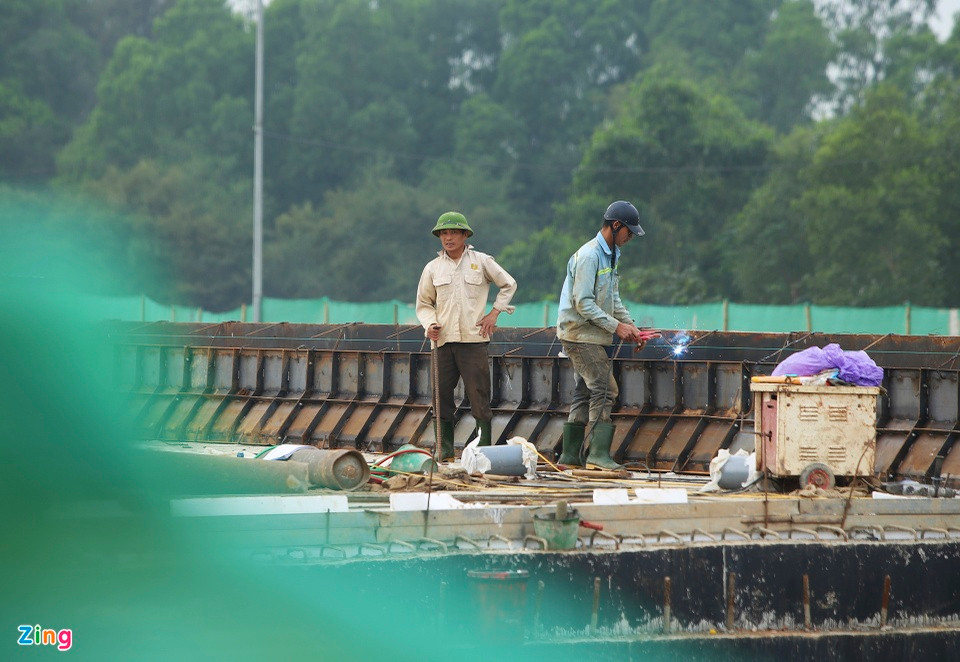 Anh Đặng Xuân Mai (Chỉ huy công trường), cho biết cầu Nghi Đức là một trong 2 cầu chính được thiết kế trên tuyến. Cầu dài 18 m, rộng 17 m, được xây dựng từ tháng 11/2022. Đến nay, dự án đã đạt 90% khối lượng. (Ảnh: Zing).