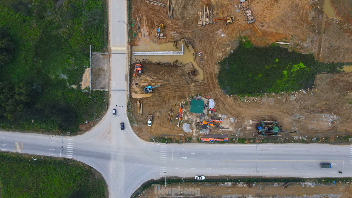 Tuyến đường này khi hoàn thiện được kỳ vọng sẽ tạo trục giao thông kết nối nhanh 2 khu vực đô thị là TP Vinh và thị xã Cửa Lò, hình thành trục không gian kiến trúc, tạo cơ sở thu hút đầu tư xây dựng, thúc đẩy phát triển kinh tế - xã hội toàn vùng. (Ảnh: Tiền Phong).