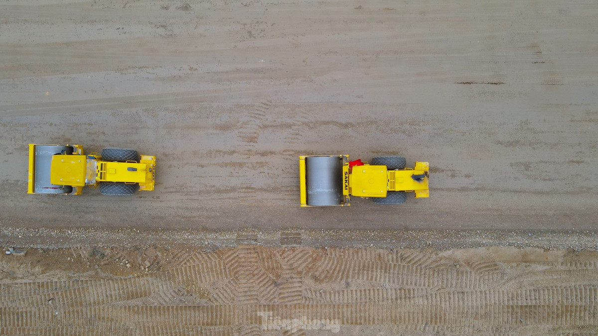 Đại diện Công ty CP Xây dựng Tân Nam (TP Vinh) cho biết đơn vị trúng gói thầu 7 km trên tuyến. Sau nửa năm thi công đến nay đã đạt 280/700 tỷ đồng theo giá trị đặt ra. Công ty đã huy động hơn 200 công nhân cùng máy móc, làm việc hết công suất. Dự kiến đến tháng 8/2023, toàn tuyến sẽ rải thảm lớp 1 và hoàn thiện vào tháng kế tiếp để vượt tiến độ đề ra. (Ảnh: Tiền Phong).