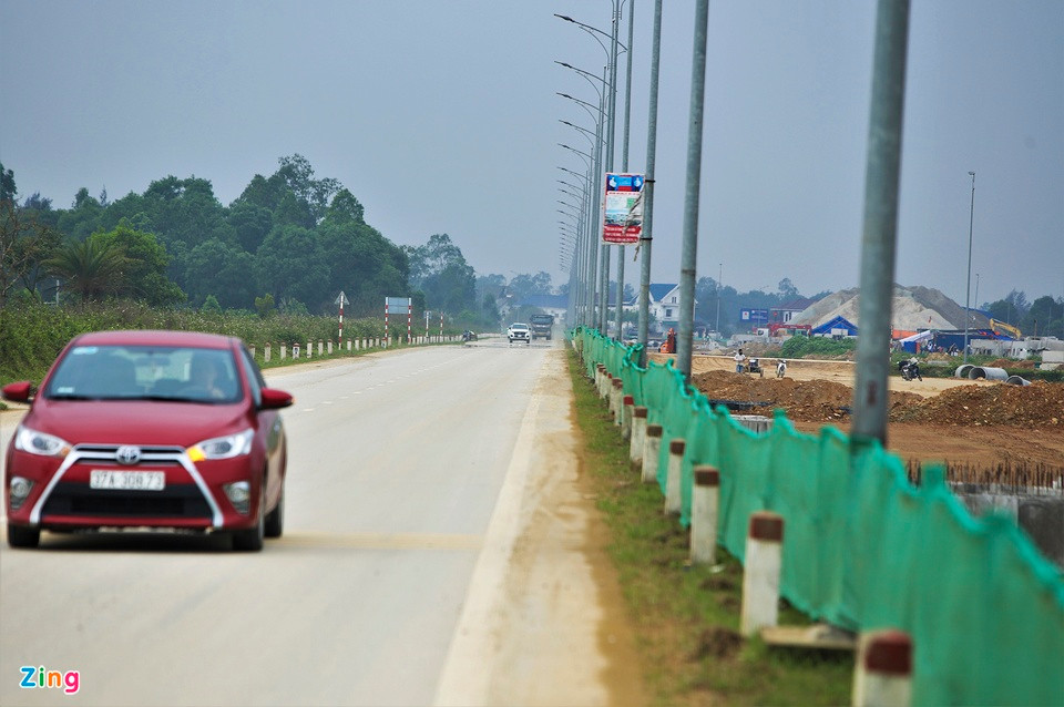 Khu vực thi công được đơn vị thi công che kín, tách biệt với 2 làn đường 2 bên để đảm bảo an toàn cho người tham gia giao thông. (Ảnh: Zing).