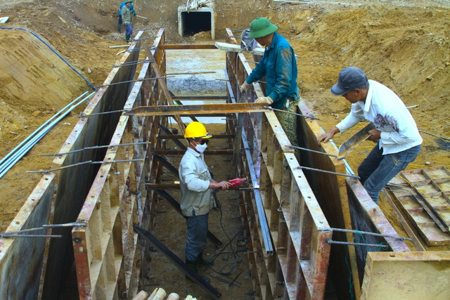 Trên tuyến được thiết kế 32 cống thoát nước ngang, dưới phạm vi mặt đường chính và đường gom. Các vị trí giao cắt với rãnh thoát nước dọc và có hố ga kết nối. (Ảnh: Tri thức trẻ).