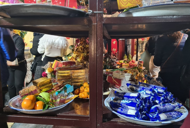 Lễ dâng lên Bà Chúa Kho xin lộc.