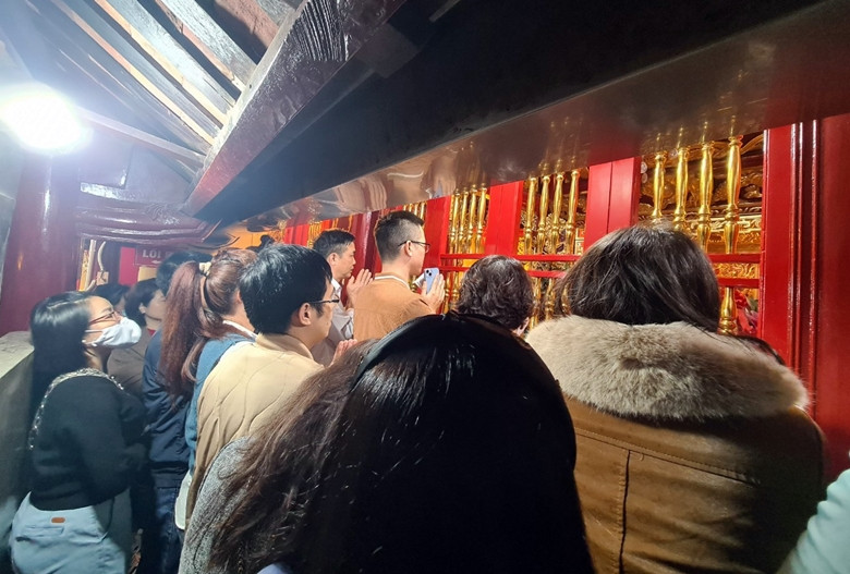 Lượng cò “khấn thuê, lễ mướn” vây kín từ tòa tiền tế, hội đồng các quan tới hậu cung Chúa Bà, chỉ cần ngắm thấy "con mồi" là lập tức "hành nghề".