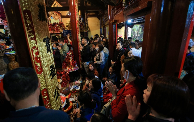 Đội quân khấn thuê không chỉ ở bên ngoài mà còn tràn rất đông vào bên trong điện.