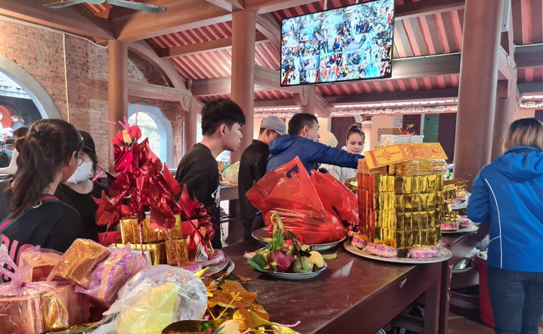 Bên cạnh đó, tình trạng "chặt chém" khách mua lễ vẫn diễn ra. Thông tin phản ánh cho biết, nếu du khách "lớ ngớ" có thể cò chặt chém tiền sắp lễ từ vài triệu, thậm chí lên tới cả chục triệu đồng?