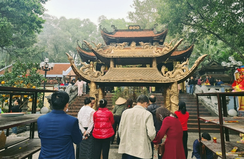 Dù vậy, trước vấn nạn mời chào, chèo kéo khấn thuê, lễ mướn ở đền Bà Chúa Kho, thậm chí lợi dụng việc khấn thuê để vòi vĩnh tiền công giá cao gây phản cảm nhưng không hiểu vì sao chính quyền địa phương không có biện pháp ngăn chặn, xử lý triệt để? Mong muốn của người dân về lễ đền Bà Chúa Kho văn minh và thân thiện hơn có lẽ hơi khó?