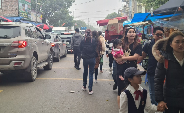 Tuy nhiên, theo phản ánh của người dân, nhiều năm nay, khi các du khách đến lễ đền Bà Chúa Kho phải khốn khổ vì nạn "khấn thuê, lễ mướn" tung hoành. Tình trạng này không chỉ gây phiền phức, bực bội cho những người đi lễ mà còn làm giảm đi nét đẹp văn hóa tâm linh, tiềm ẩn nguy cơ mất an ninh trật tự.