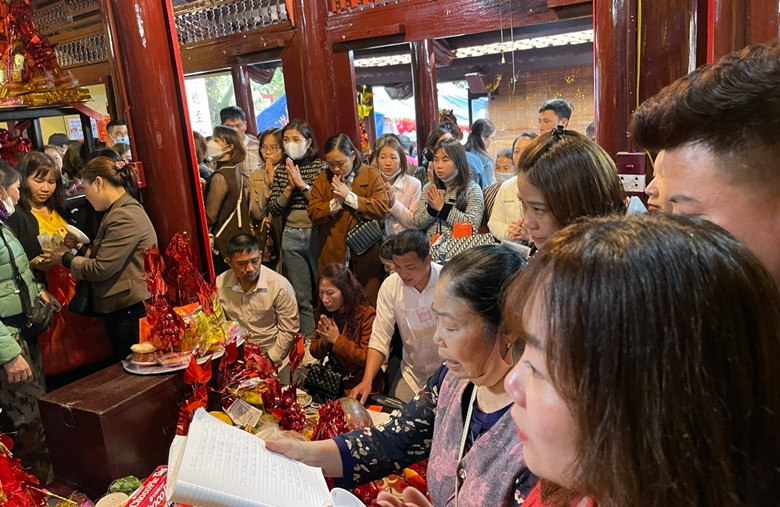 Đồ đạc của đội quân khấn thuê rất gọn nhẹ, chỉ có đài âm dương và 1 quyển sổ.