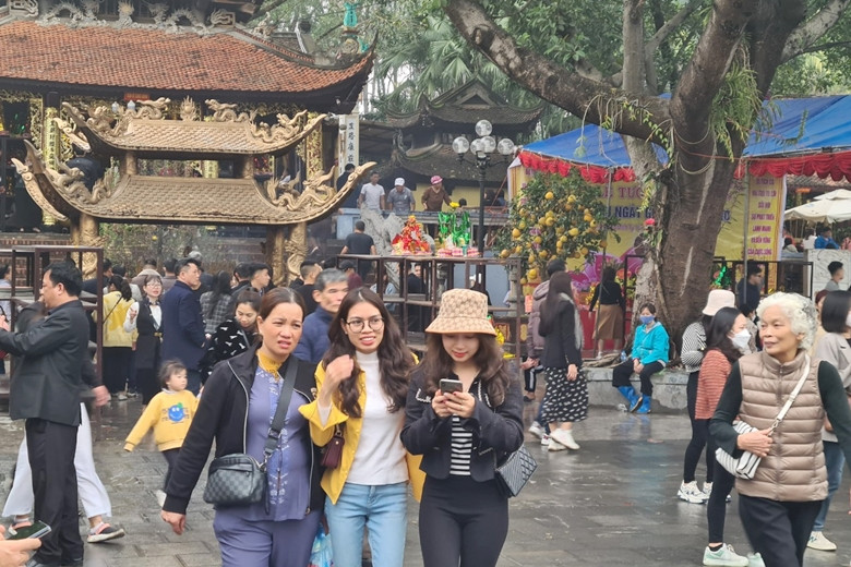 Người dân đến làm lễ "vay tiền, xin lộc" ở đền Bà Chúa Kho chủ yếu là những người kinh doanh, buôn bán. Họ truyền tai nhau đền Bà Chúa Kho là nơi rất linh thiêng để đi "vay tiền, xin lộc" đầu năm mới.