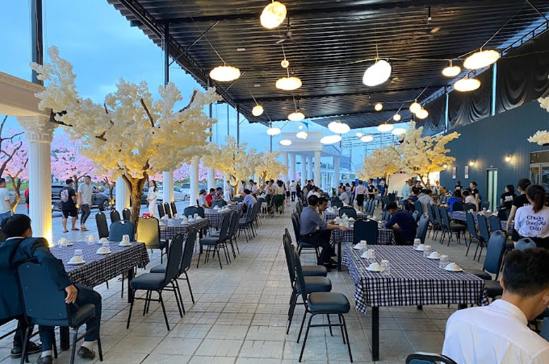 Nhà hàng này gồm nhiều khu ngoài trời. (Ảnh: Thương Trường).
