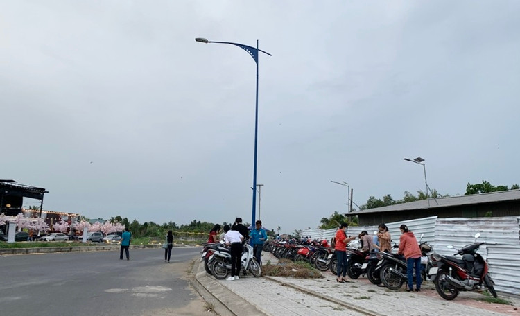 Vỉa hè thành bãi giữ xe cho nhà hàng. (Ảnh: Pháp luật TP.HCM).