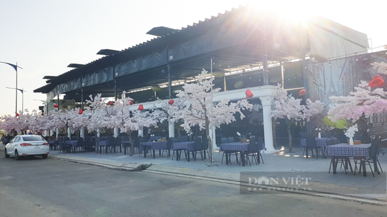 Nhà hàng lấn chiếm cả vỉa hè làm khu vực ăn uống, bố trí cây giả. (Ảnh: Dân Việt).