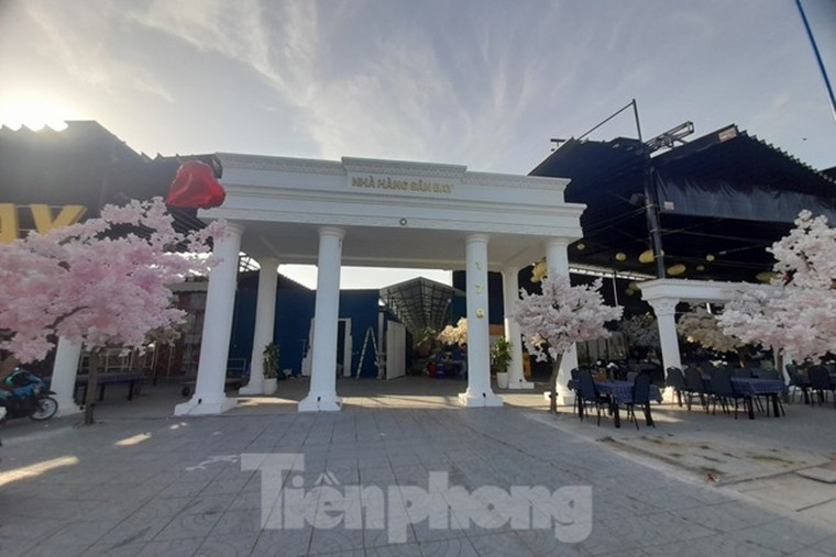 Đồng thời, buộc bà T. phải khôi phục lại các điều kiện để sử dụng đất đúng mục đích theo hồ sơ địa chính. Bà T. sau đó đã nộp phạt nhưng không khôi phục lại hiện trạng đất theo quyết định của lãnh đạo UBND quận Bình Thủy. (Ảnh: Tiền Phong).