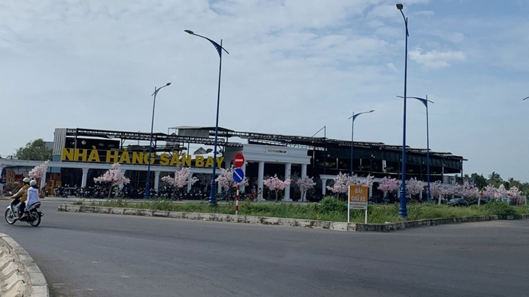 Đến ngày 24/11/2022, Chủ tịch UBND quận Bình Thủy đã ra quyết định cưỡng chế tháo dỡ công trình, thời gian thực hiện trong vòng 15 ngày. (Ảnh: Pháp luật TP.HCM).