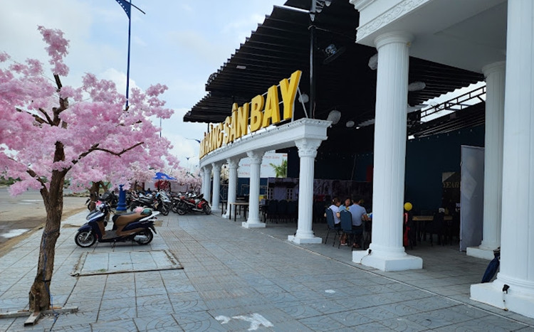 Trước đó, cuối năm 2022, người dân đi dọc tuyến đường Võ Văn Kiệt (được mệnh danh tuyến đường đẹp nhất Cần Thơ) đều phải trầm trồ trước “nhà hàng sân bay”, xây dựng hoành tráng ngay ngã tư giao nhau giữa đại lộ Võ Văn Kiệt và dự án đường nối Cách Mạng Tháng 8 - Võ Văn Kiệt. (Ảnh: Thương Trường).