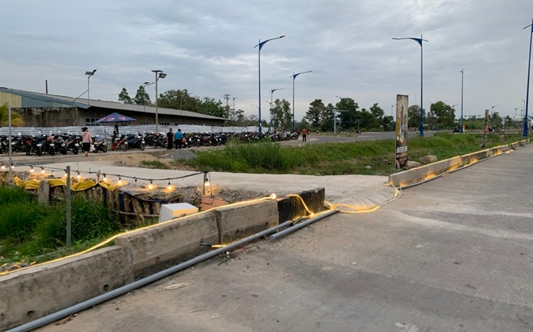 Để khách khỏi đi vòng xa, chủ còn đầu tư cả lối đi dẫn vào nhà hàng. (Ảnh: Pháp luật TP.HCM).