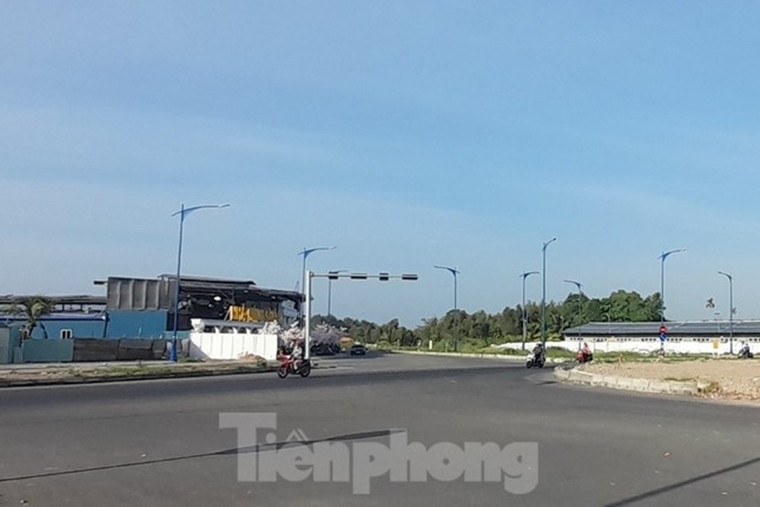 Cụ thể, ngày 12/9/2022, Chủ tịch UBND quận Bình Thủy đã có quyết định xử phạt vi phạm hành chính đối với bà N.P.T (ngụ ở quận Ninh Kiều, TP.Cần Thơ; chủ phần đất hơn 1.000m2) 80 triệu đồng vì hành vi sử dụng đất trồng lúa vào mục đích khác không được cơ quan nhà nước có thẩm quyền cho phép. (Ảnh: Tiền Phong).