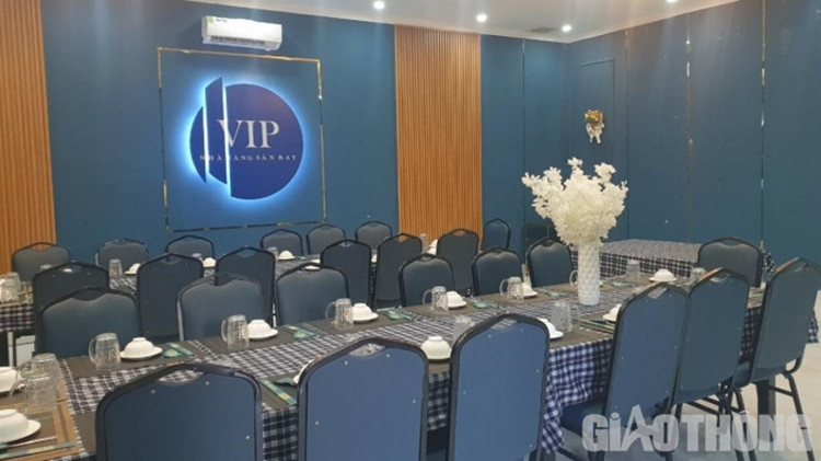 Một phòng VIP được chuẩn bị cho khoảng 30 khách. (Ảnh: Giao Thông).