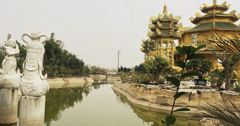 Chùa được bao bọc xung quanh là khuôn viên rộng rãi, tiểu cảnh và hồ nước. Phía sau chùa là cánh đồng trù phú quanh năm thanh bình.