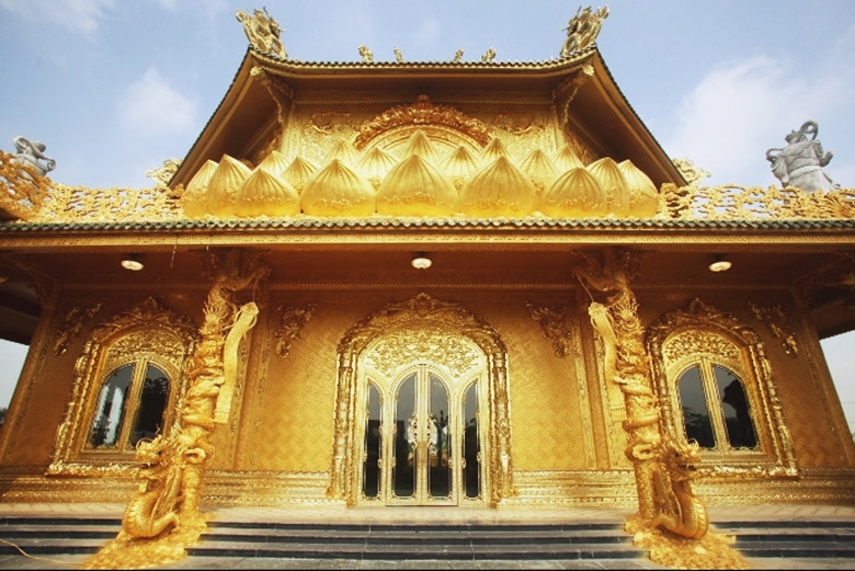 Kết cấu ngôi chùa gồm tòa Tiền đường và tòa Thượng điện. Chùa bao gồm 4 tòa tháp, có nhiều pho tượng Phật lớn. (Ảnh: Phúc Lâm). Điều gây ấn tượng mạnh mẽ đối với du khách và người dân khi đến ngôi chùa chính là vẻ ngoài được “dát vàng” vô cùng rực rỡ. (Ảnh: Phúc Lâm).