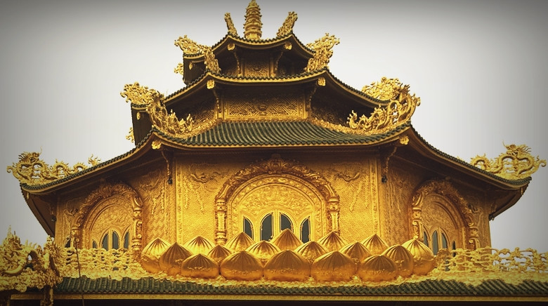 Lan can tầng 2 của chùa có những cánh sen lớn đang nở rộ. Chị Thu Năm (27 tuổi, quê ở Hòa Bình) chia sẻ: "Tôi tình cờ biết đến chùa Phúc Lâm từ những tấm ảnh mà bạn bè gửi. Bởi quá ấn tượng với vẻ đẹp và sự thanh tịnh của chùa nên đã cùng chồng quyết định vượt quãng đường dài từ Hòa Bình đến Ân Thi để thăm chùa cầu tài, cầu lộc đầu năm".