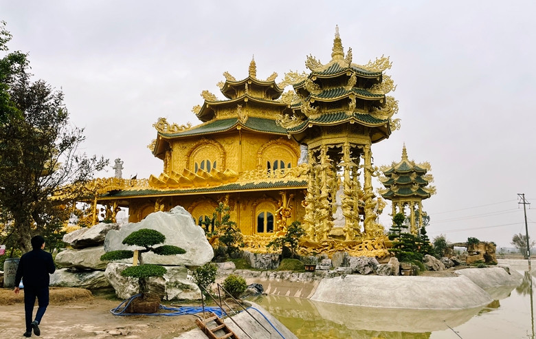 Màu vàng mang lại cho ngôi chùa vẻ đẹp đầy huyền bí, linh thiêng và thanh tịnh.