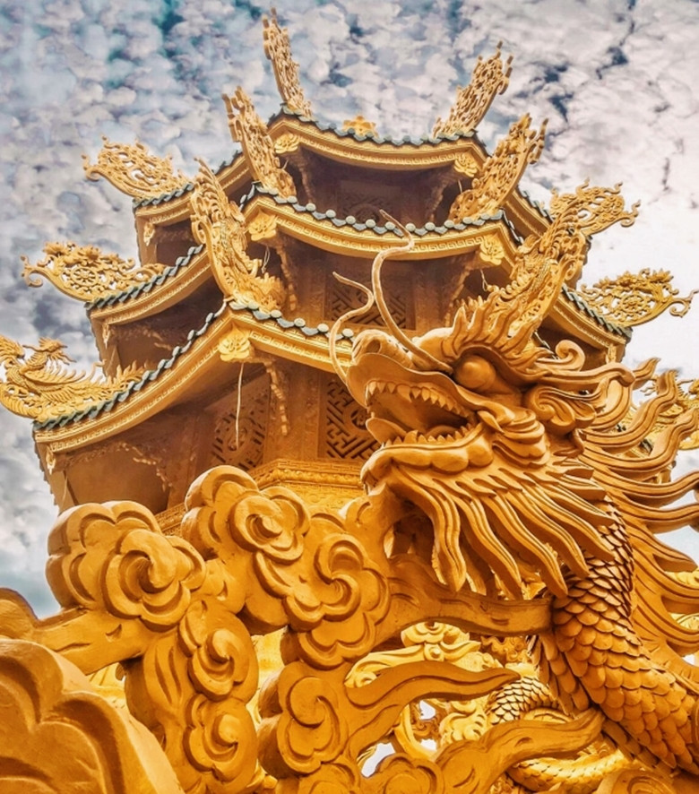 Với kiến trúc bắt mắt, vẻ đẹp tựa như những ngôi chùa ở Thái Lan, chùa Phúc Lâm ở Hưng Yên thu hút rất nhiều thu khách thập phương.