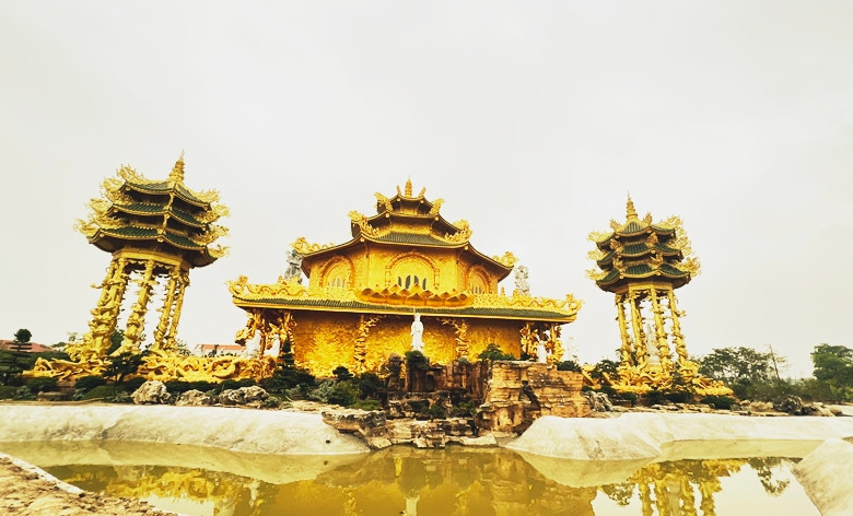 Hình ảnh nhìn từ phía sau của chùa Phúc Lâm.